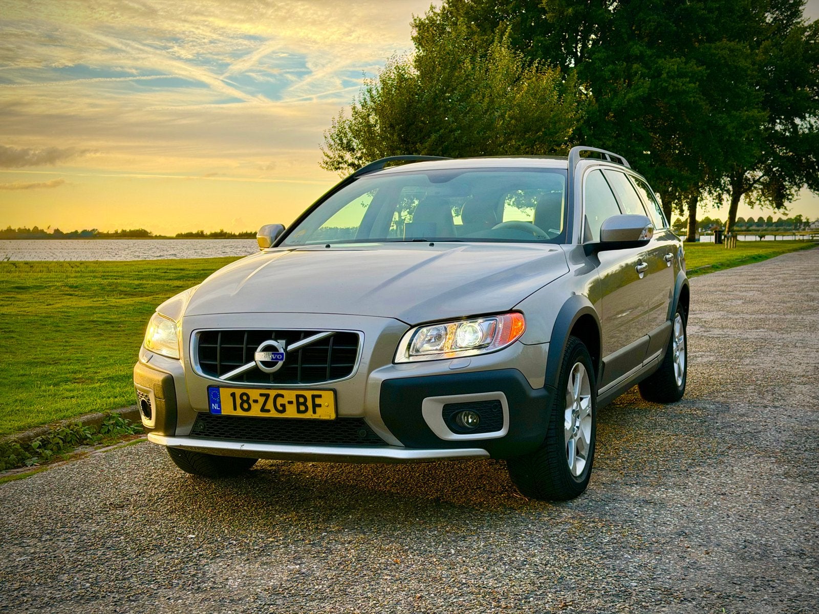Volvo XC70 2.4 D5 AWD Summun | Youngtimer | CarPlay, Auto's, Automaat, Dealer onderhouden, Beige, 197 €/maand