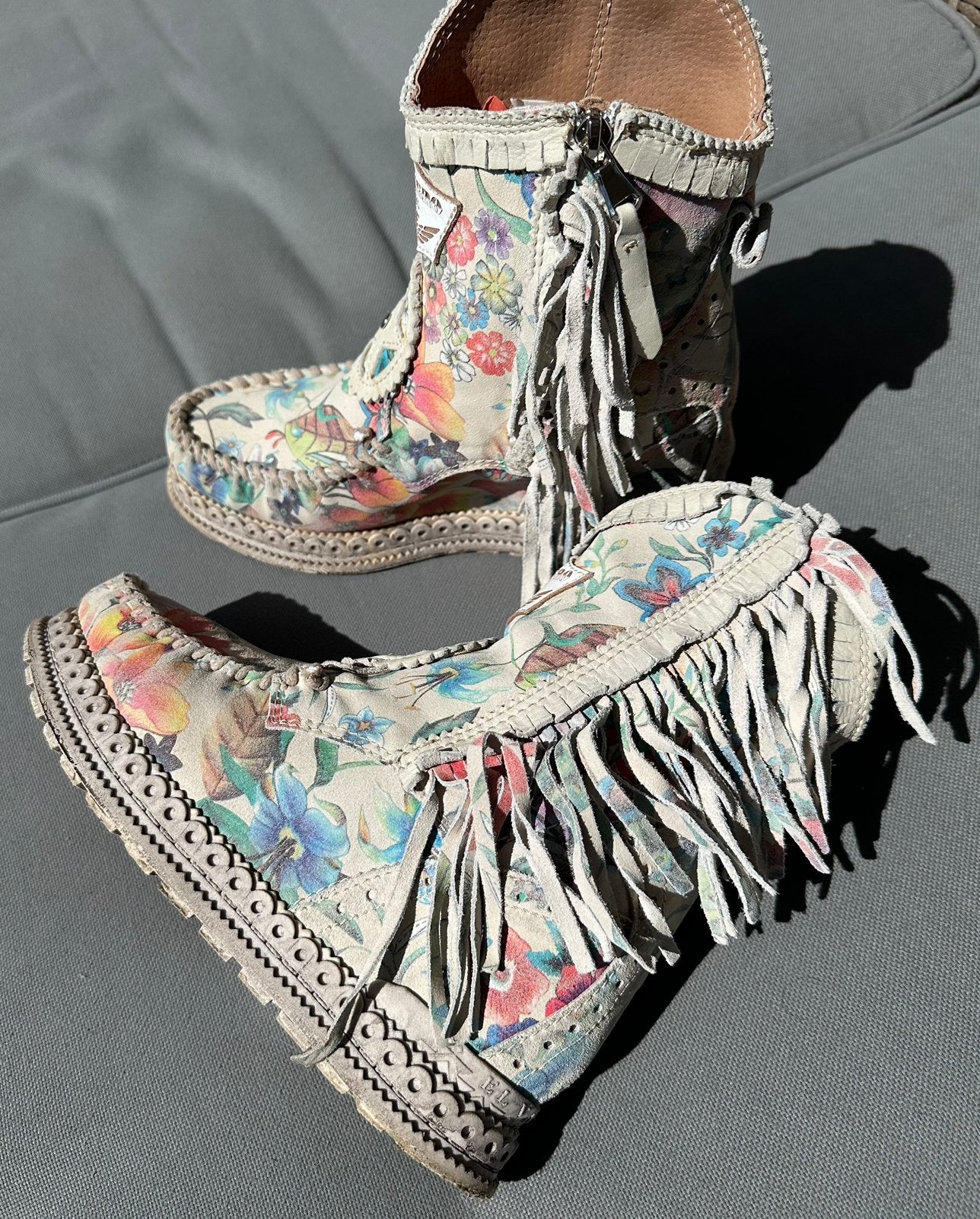 El Vaquero , suede laarsjes , rits ,franjes en bloemetjes 38, Kleding | Dames, Schoenen, Overige kleuren, Lage of Enkellaarzen