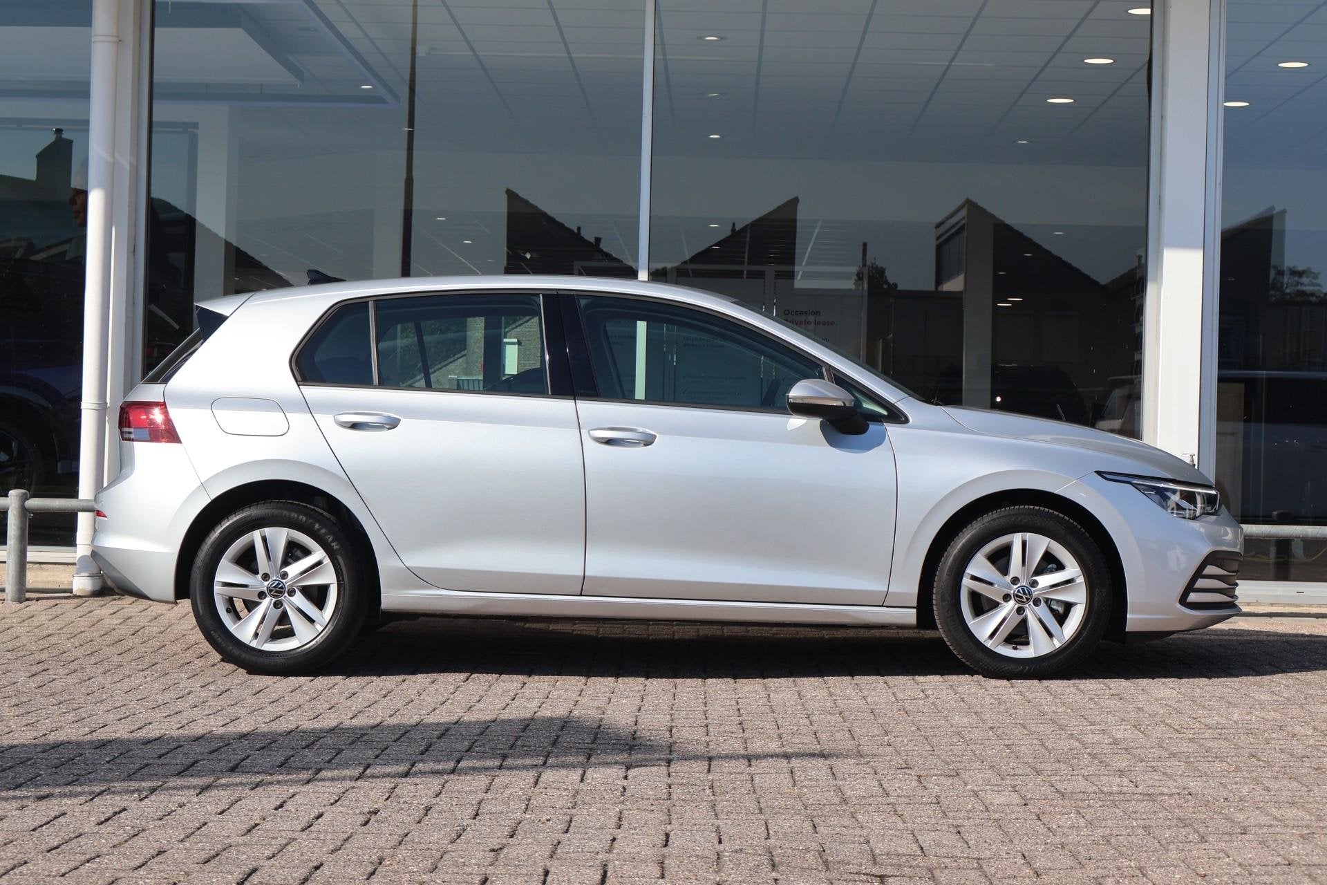 Volkswagen Golf 1.0 eTSI 110pk DSG Life | Navigatie | Camera, Auto's, 12 maanden, Stof, Gebruikt, 1204 kg