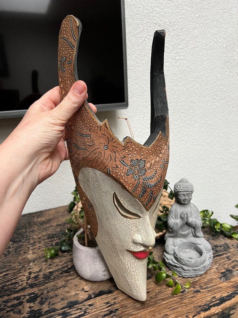 Houtsnijwerk masker uit Bali Indonesie bekleed met batik, Overige onderwerpen, Handgemaakt, 20 - 50 cm, Hout