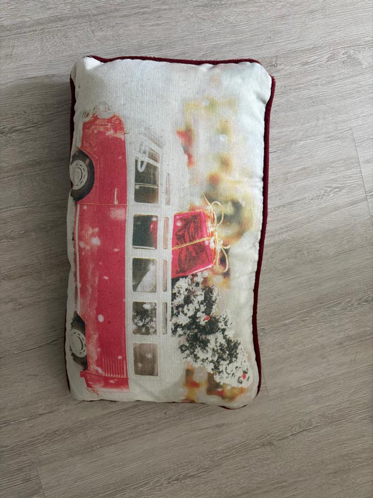 Kerstkussen met Volkswagen busje - Gratis, Ophalen of Verzenden, Gebruikt, Rood, Rechthoekig