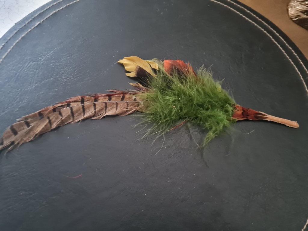 Zeer oude veren corsage voor o.a. hoedjes foto 1 t/m 3