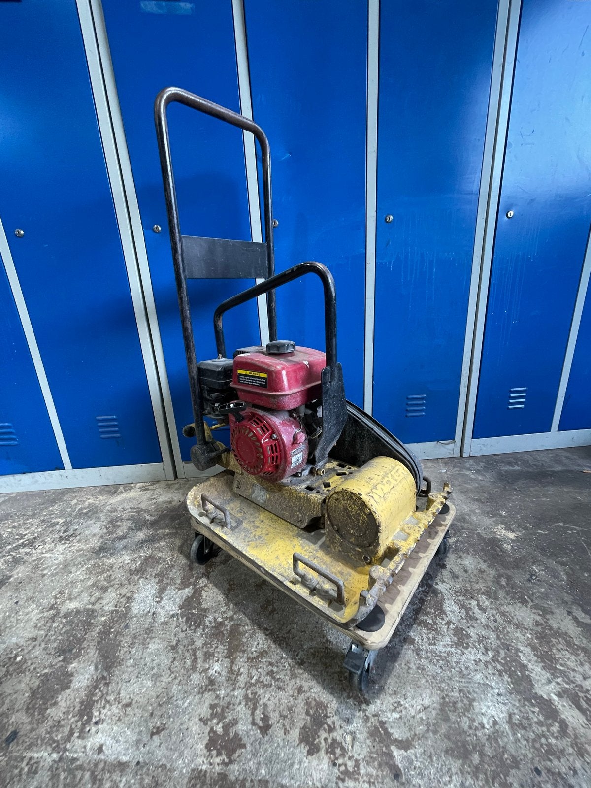 Nette, goedwerkende Wacker trilplaat, Ophalen