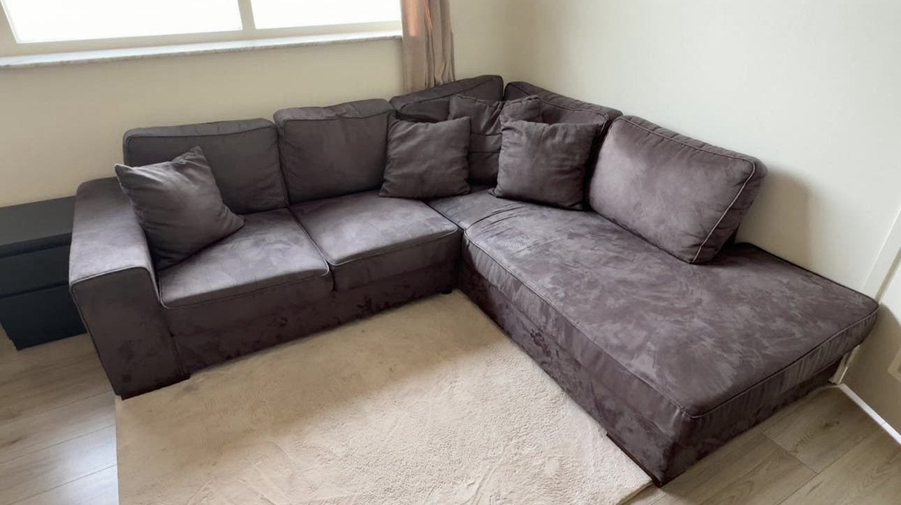 Comfortabele en ruime grijze hoekbank met kussens, Ophalen, Zo goed als nieuw, Stof