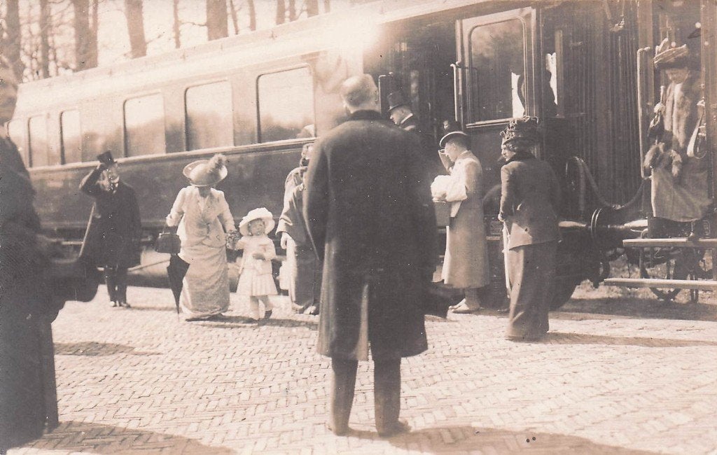 FOTOKAART - Leden Koninklijke familie stappen uit trein??, Ophalen of Verzenden, 1920 tot 1940, Ongelopen, Gelderland