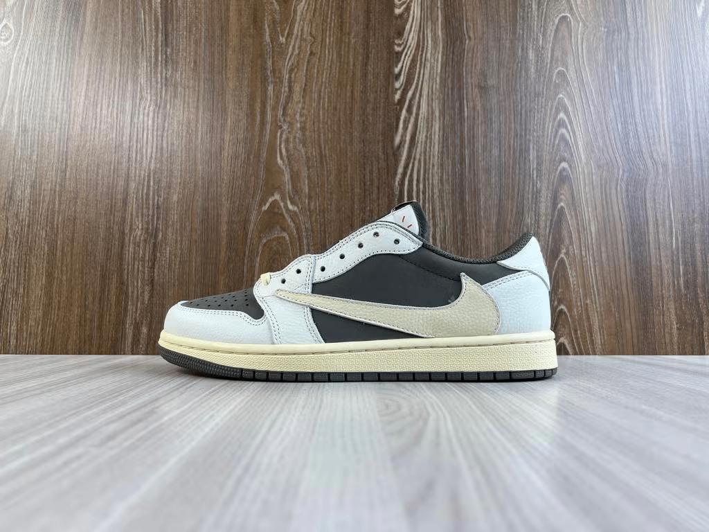 Jordan 1 Retro Low | Travis Scott Reverse Mocha, Bruin, Nieuw, Ophalen of Verzenden, Sneakers of Gympen
