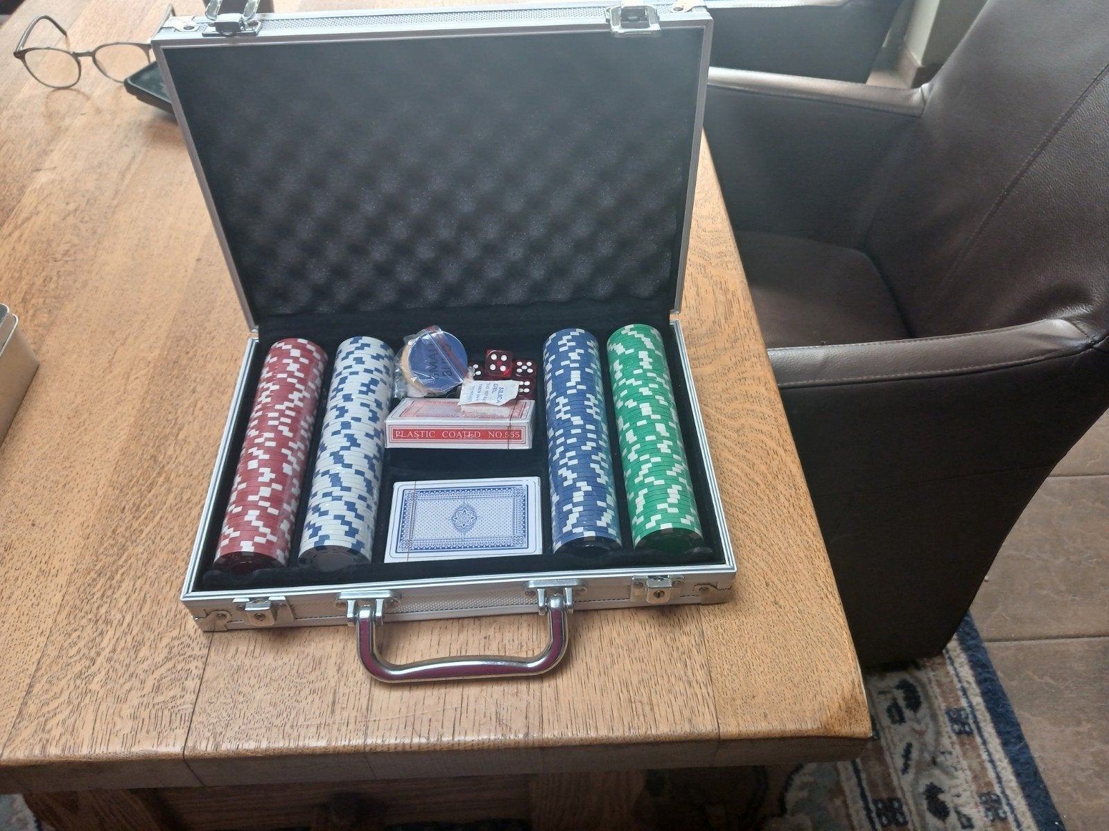 Pokerset in aluminium koffer met fiches en kaarten, Drie of vier spelers, Ophalen of Verzenden, Gebruikt