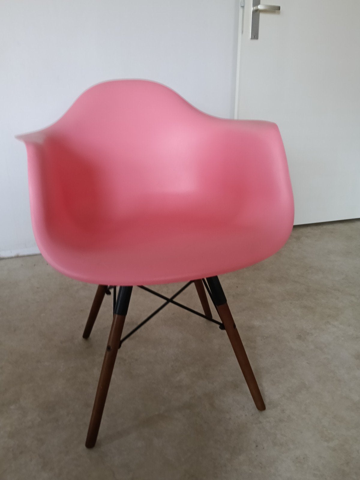 2 Flamingo Roze Stoelen - Stijlvolle Eames Look, Ophalen of Verzenden