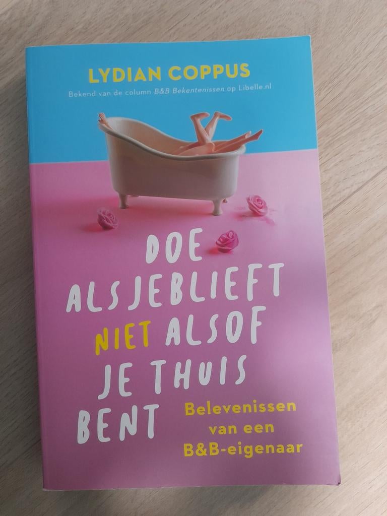 Doe alsjeblieft niet alsof je thuis bent - Lydian Coppus, Boeken, Humor, Zo goed als nieuw, Verhalen, Ophalen of Verzenden