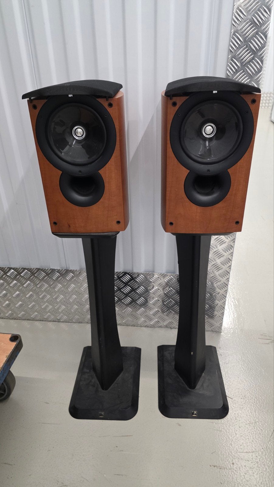 KEF Q1 speakers op standaards, Ophalen, Gebruikt, 60 tot 120 watt, Boekenplank luidspreker