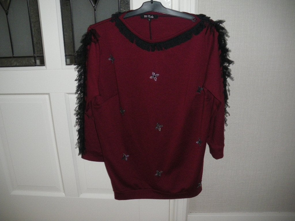 mooie rode sweater zwarte franjers siersteentjes smal mtale, Ophalen of Verzenden, Zo goed als nieuw, Maat 36 (S), Rood