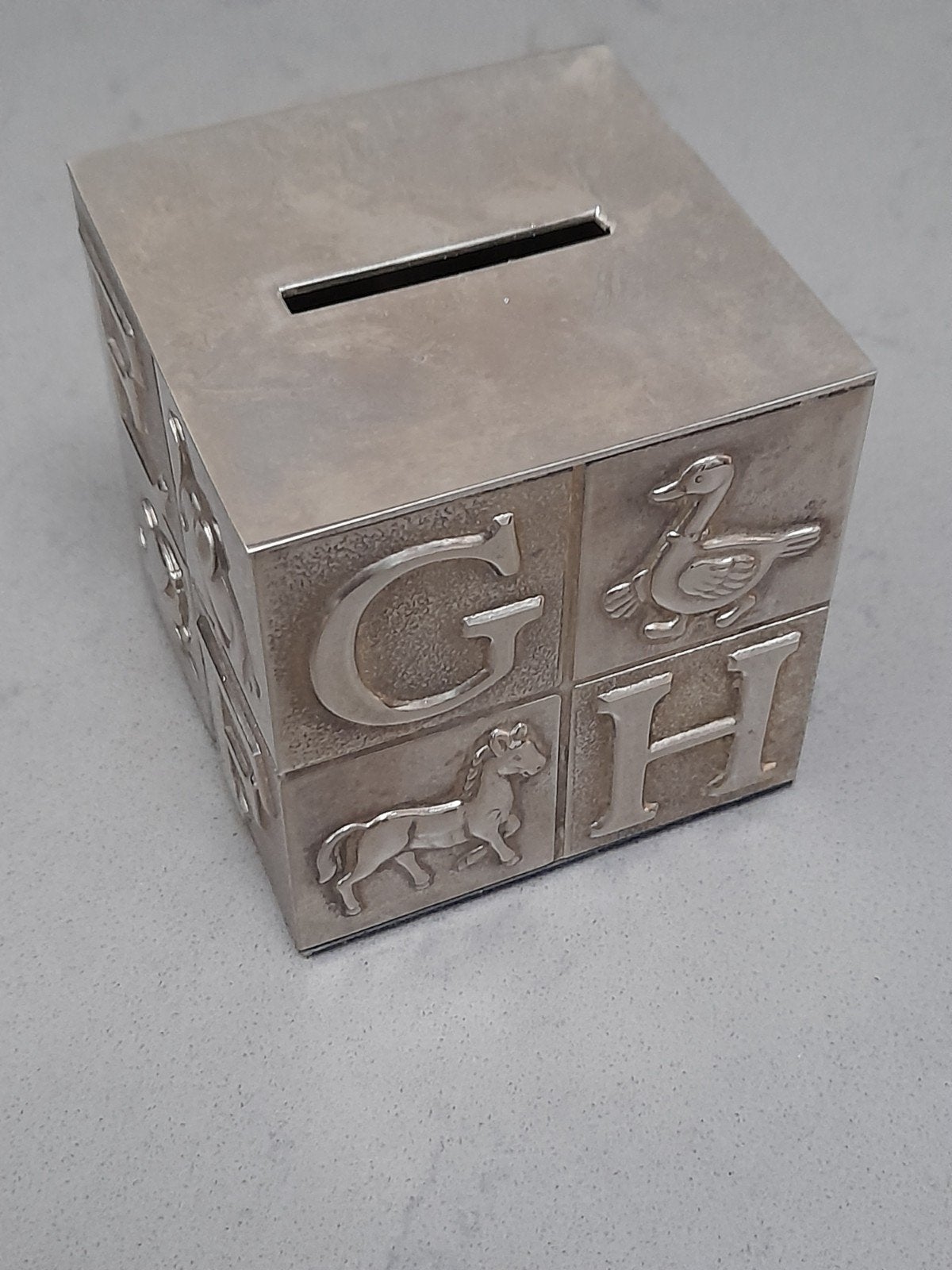 Zilverkleurige spaarpot met alfabet en dieren, Verzamelen, Spaarpotten, Ophalen of Verzenden, Steen, Aardewerk of Keramiek, Dier