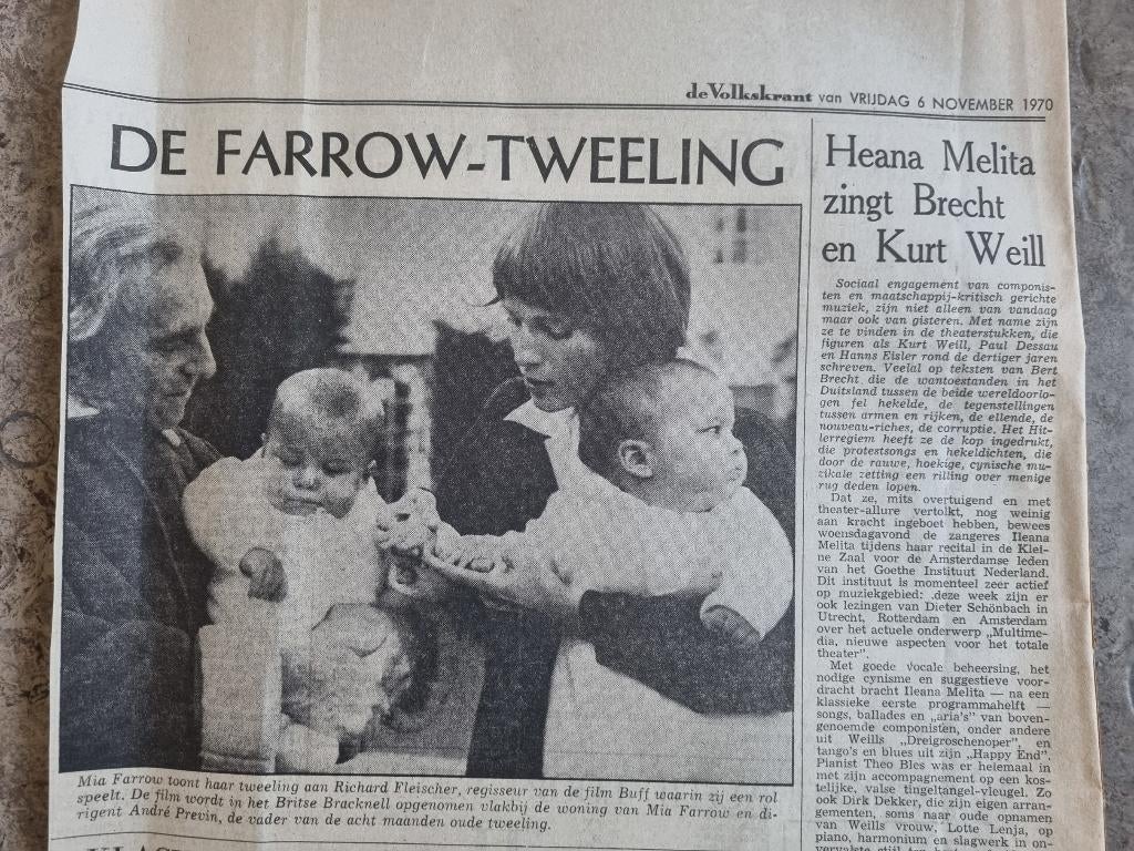 Mia Farrow toont tweeling (1970), Ophalen of Verzenden, 1960 tot 1980, Knipsel(s)
