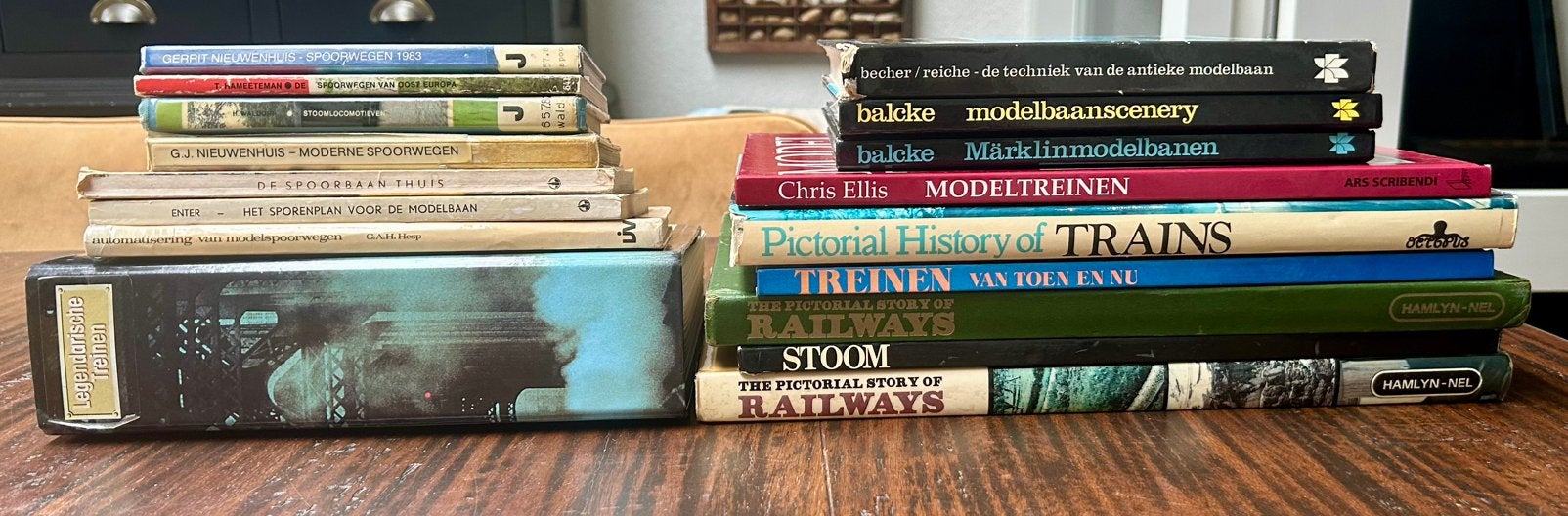 Een stapel treinenboeken in goede staat voor 10 euro, Gebruikt, Gelijkstroom of Wisselstroom, Boek, Tijdschrift of Catalogus, Ophalen