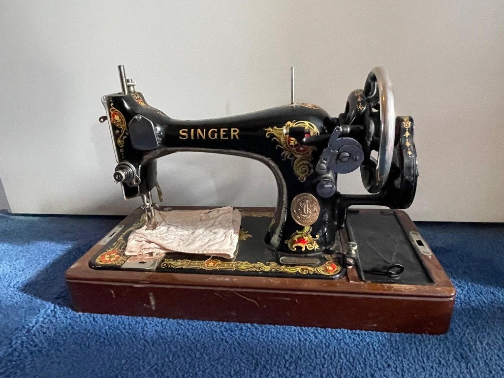Antieke Singer naaimachine in houten doos, Ophalen