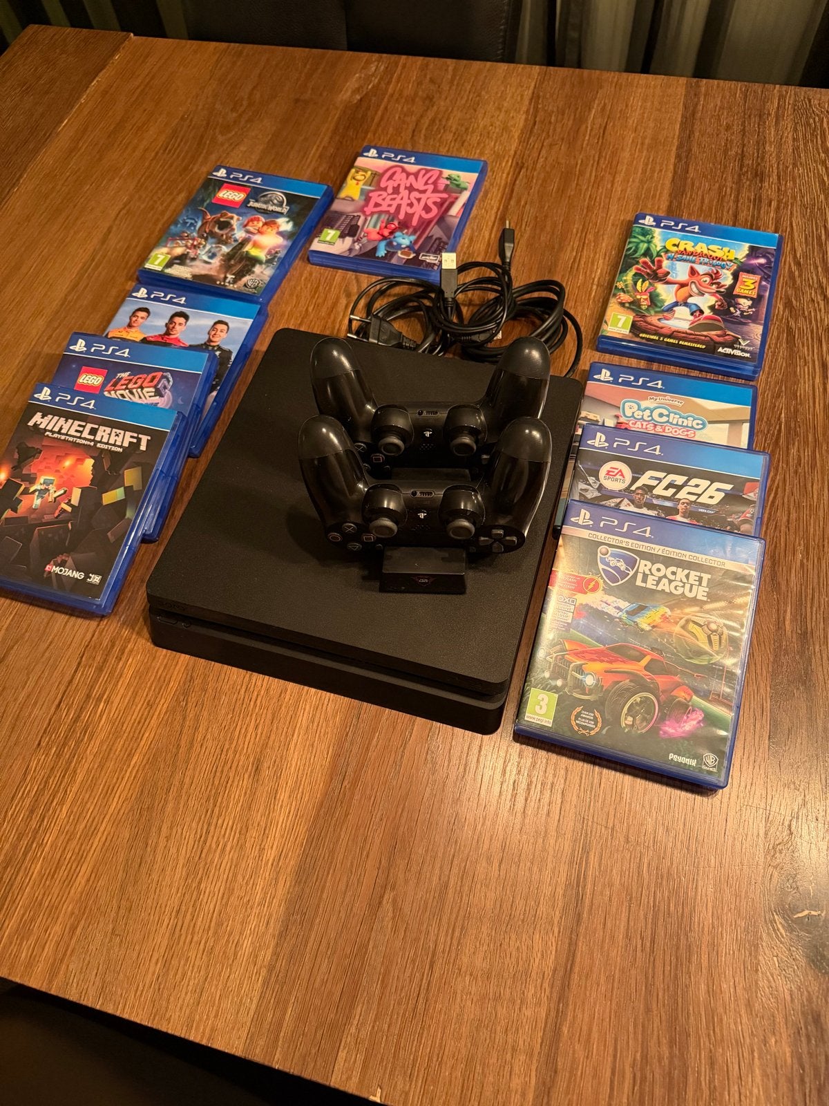 PS4 met 2 controllers 8 games en oplaadstation