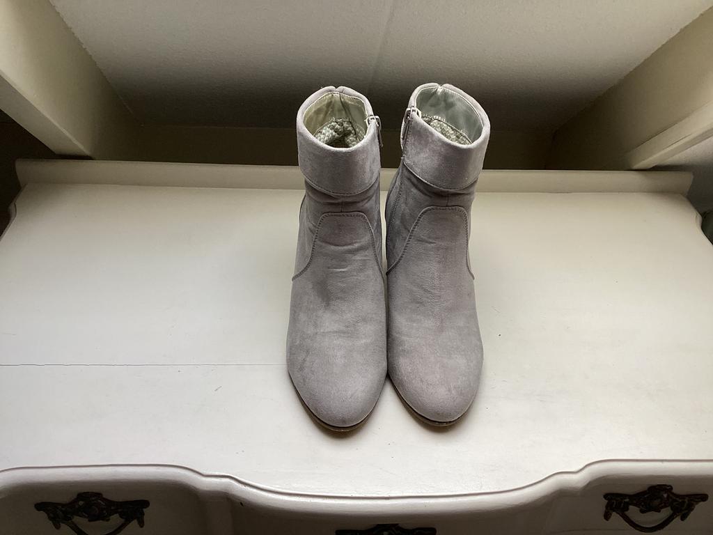 Grijze fluwelen enkellaarsjes van Every One mt 40, Kleding | Dames, Schoenen, Ophalen of Verzenden, Zo goed als nieuw, Grijs