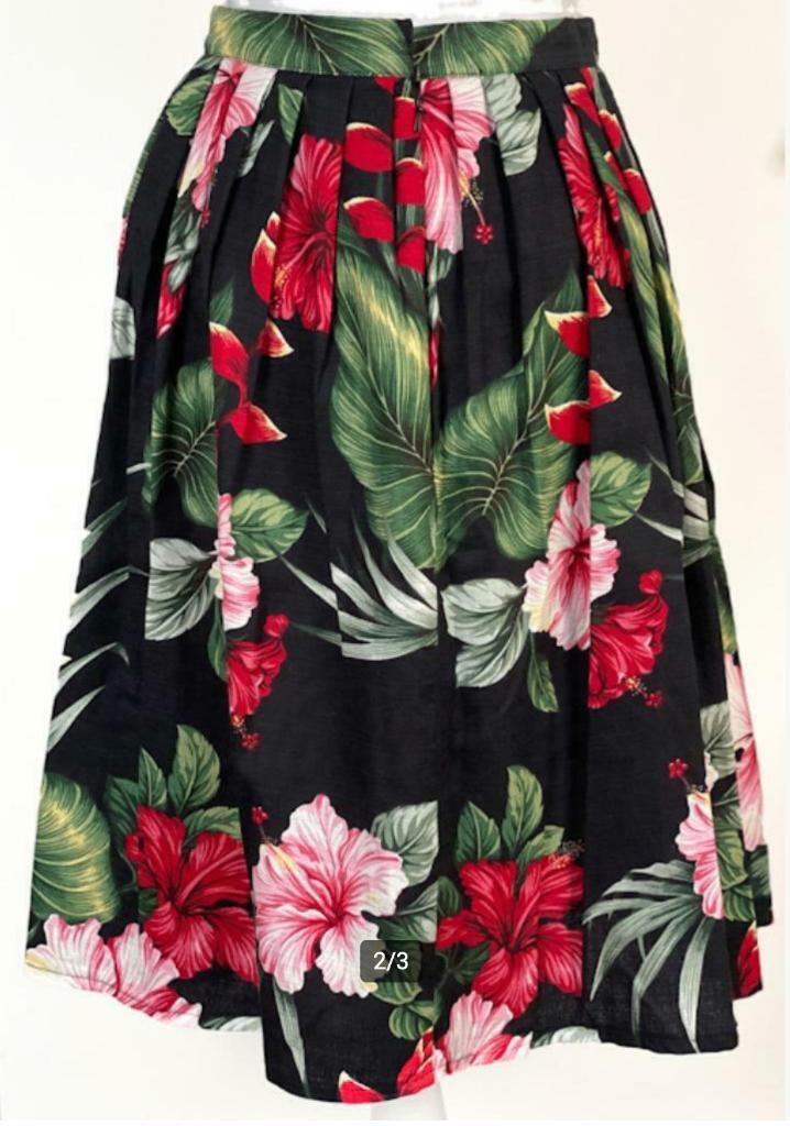 Nieuw: zwarte plooi rok, rood/roze grote bloemen; mt 36/38, Overige kleuren, Nieuw, Ophalen of Verzenden, Vanity Projects by Limb