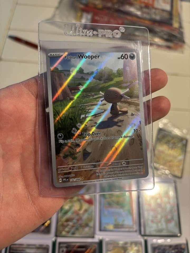 Paldean Wooper Pokémon Kaart (Foil) - Ultra Pro Sleeve, Ophalen of Verzenden, Zo goed als nieuw, Losse kaart, Foil