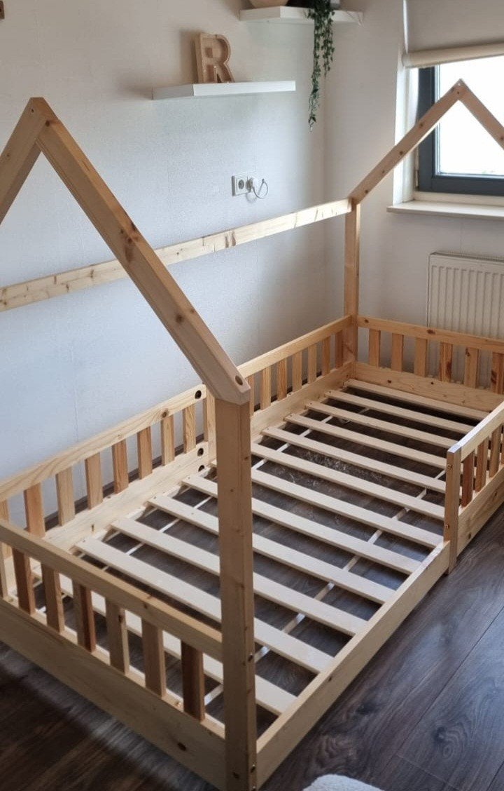 Houten kinderbed 90x200cm - Huisbed, Ophalen, Gebruikt, 90 cm, Eenpersoons