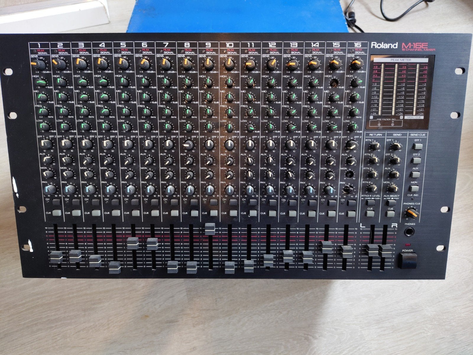 Roland M-16E 16-kanaals mixer, Ophalen of Verzenden, Gebruikt, 10 tot 20 kanalen, Microfooningang