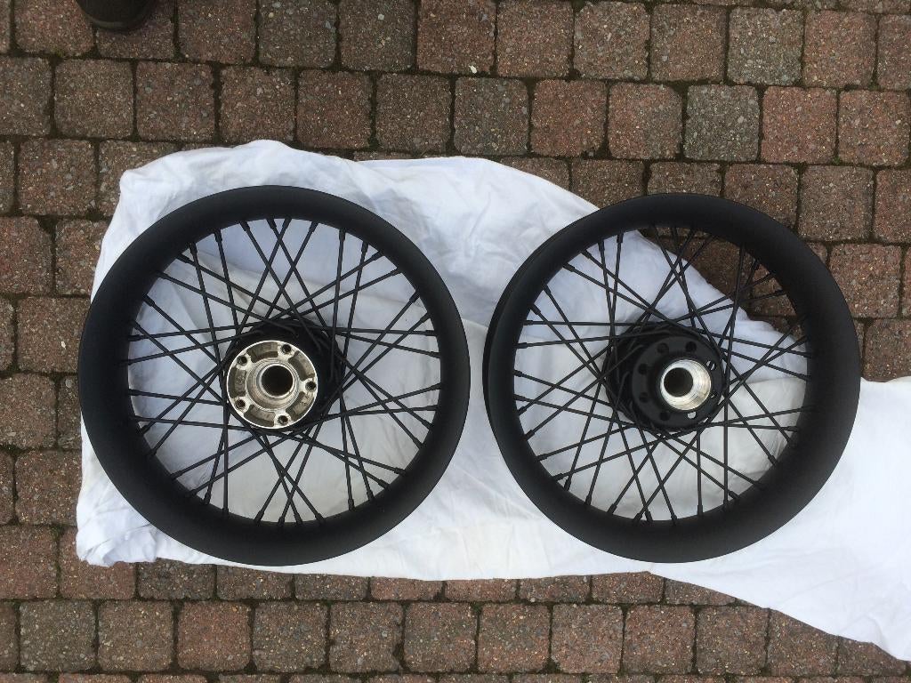 Harley twincam mat zwart gepoederlakte 16" velgen, ronde rim, Motoren, Ophalen