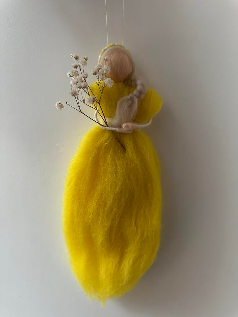 Handgemaakte vilten engel met bloemen - Geel, Hobby en Vrije tijd, Vilt, Nieuw, Figuurtje(s), Ophalen of Verzenden