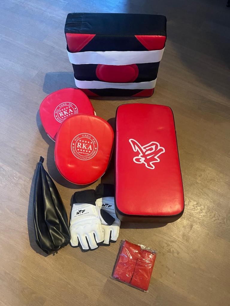 Complete Taekwondo set: handschoenen, stootkussens en meer, Taekwondo, Vechtsportbescherming, Nieuw, Maat M