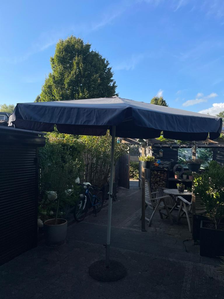 Parasol met parasolvoet parasol steen, Tuin en Terras, Parasols, Ophalen of Verzenden, Zo goed als nieuw, Minder dan 1 meter, Parasolvoet