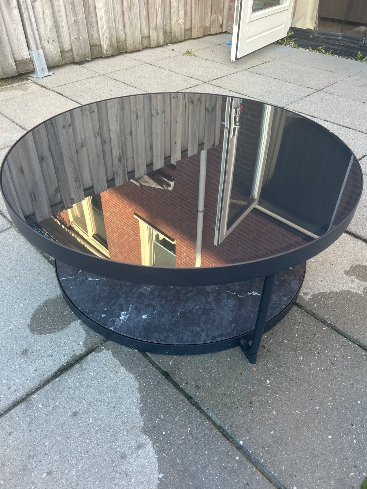 Moderne ronde salontafel met glazen blad en marmerlook, Huis en Inrichting, Tafels | Salontafels, Ophalen, Gebruikt, Rond, 50 tot 100 cm