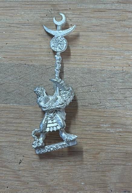 Warhammer Daemonette of Slaneesh Standard Bearer (metal), Ophalen of Verzenden, Zo goed als nieuw, Warhammer