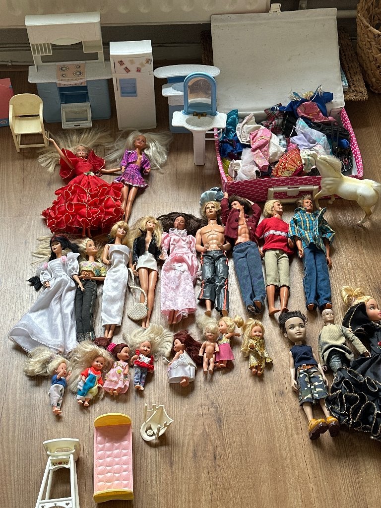 Barbie’s, Shelly en Ken poppen + kleding en meubels, Ophalen, Gebruikt, Barbie