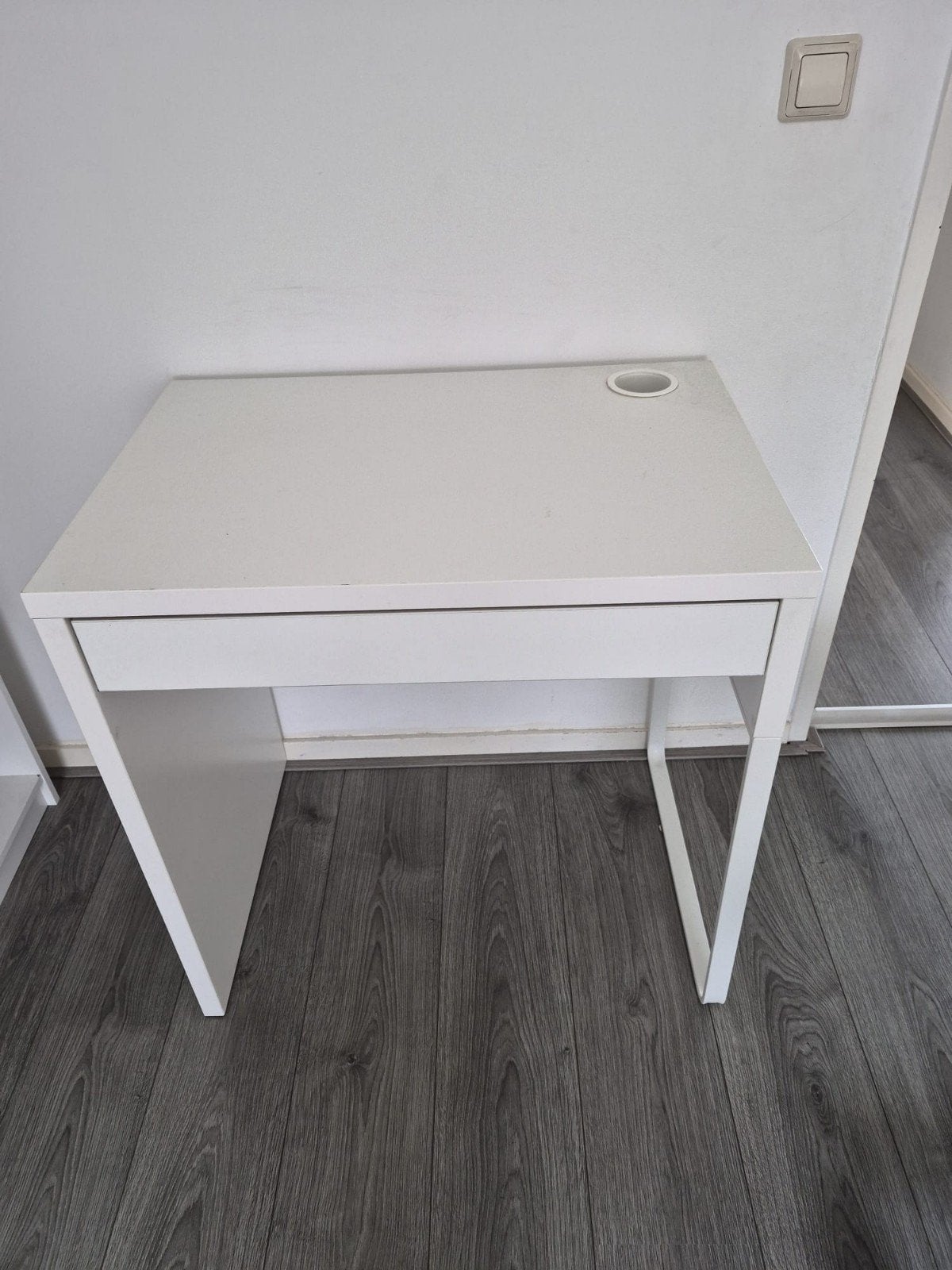 bureau en een bureaustoel, Huis en Inrichting, Bureaus, Ophalen, Gebruikt, Spaanplaat of MDF, Kabelgoot