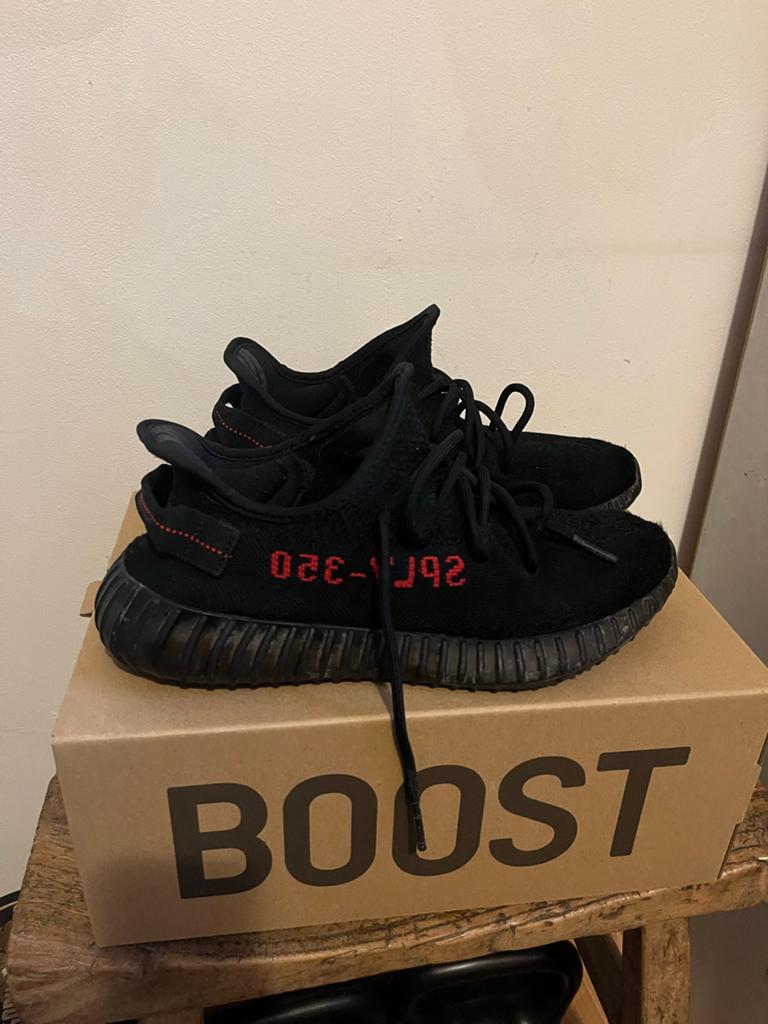 Originele Yeezy Boost 350 V2 Zwart Rood, Kleding | Heren, Schoenen, Ophalen of Verzenden, Zo goed als nieuw, Zwart, Sneakers of Gympen