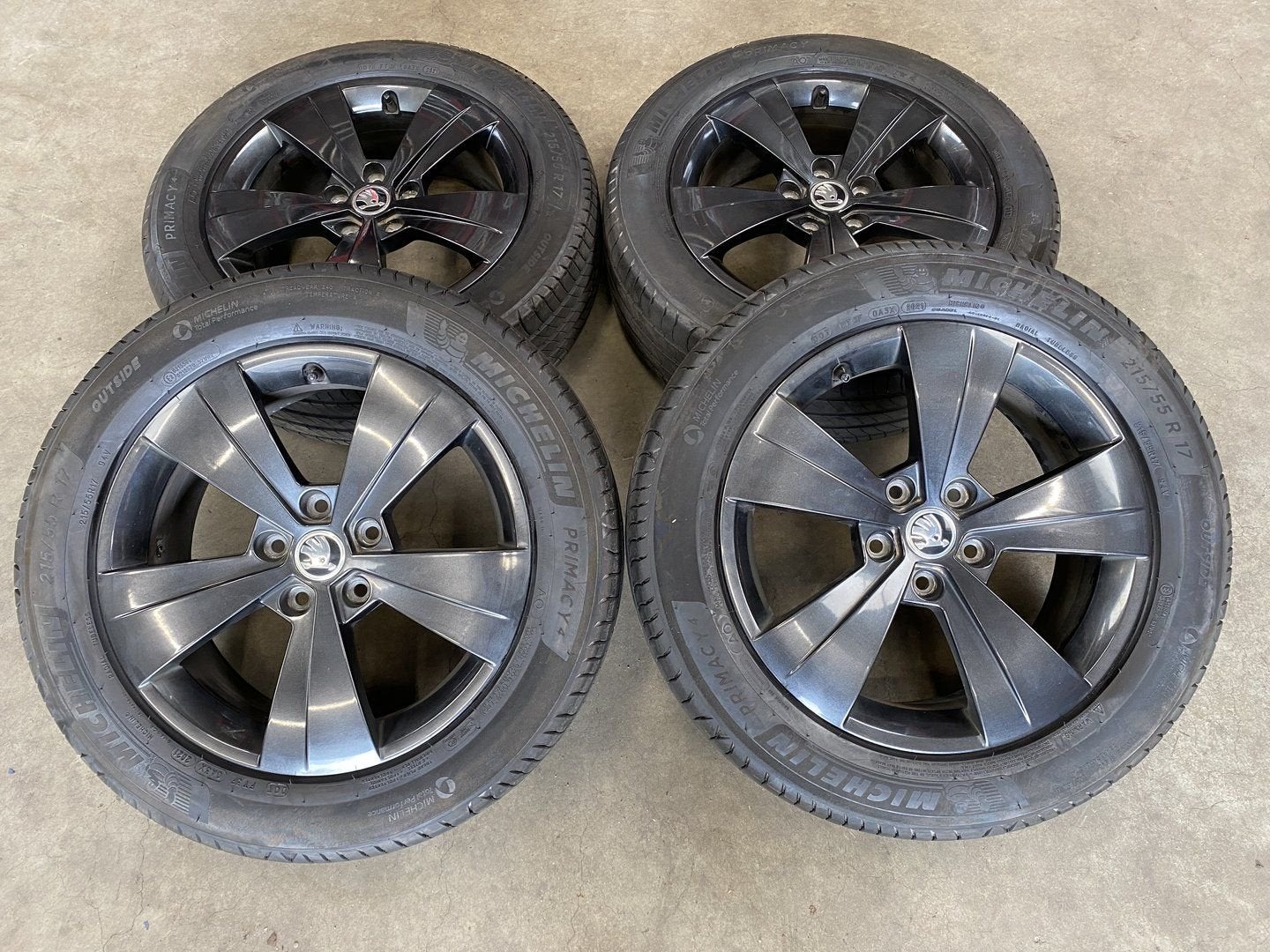 17 inch originele velgen + zomerbanden Skoda Superb, -, -, Banden en Velgen, 17 inch