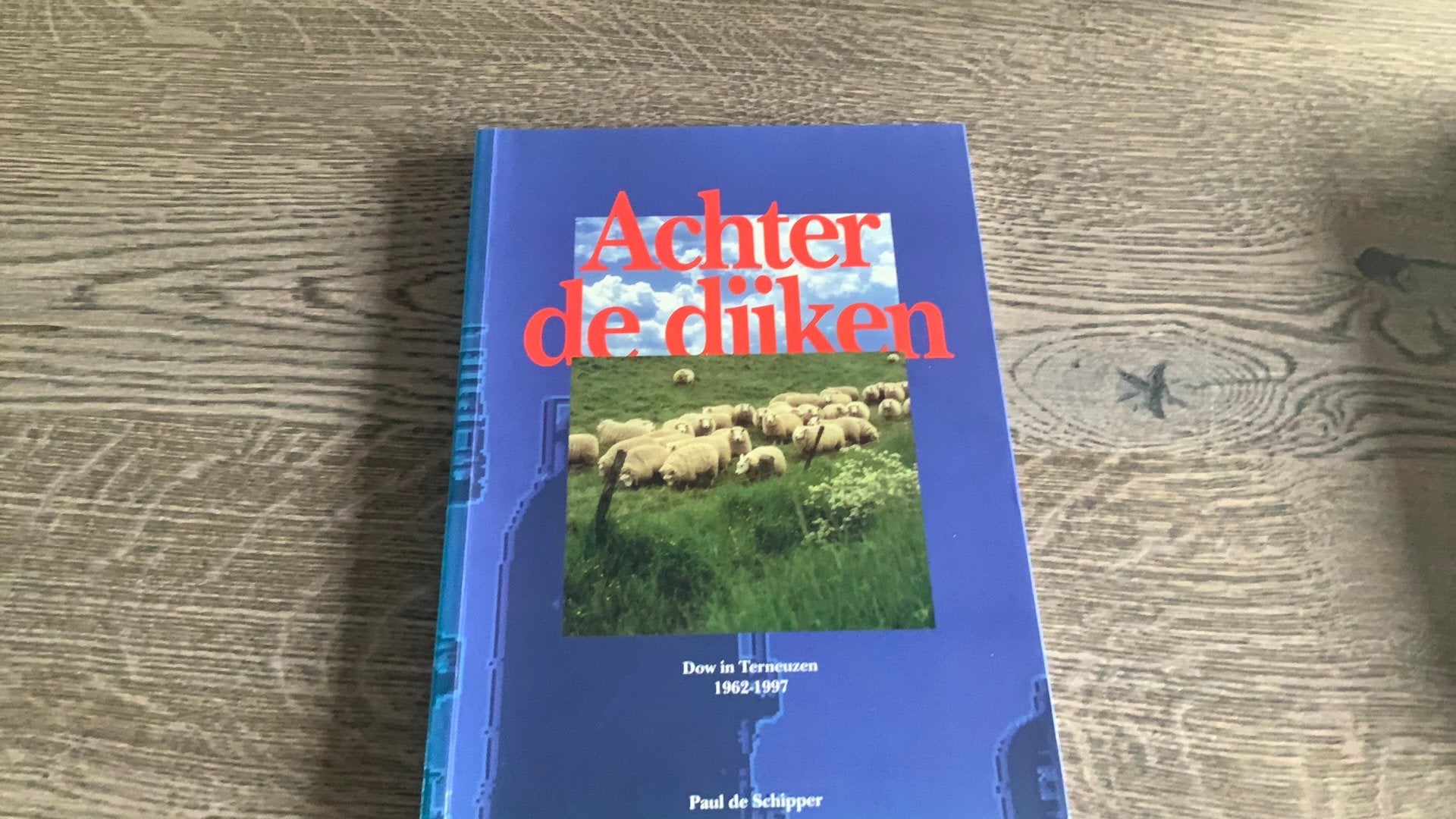 Achter de dijken, Ophalen of Verzenden, Zo goed als nieuw