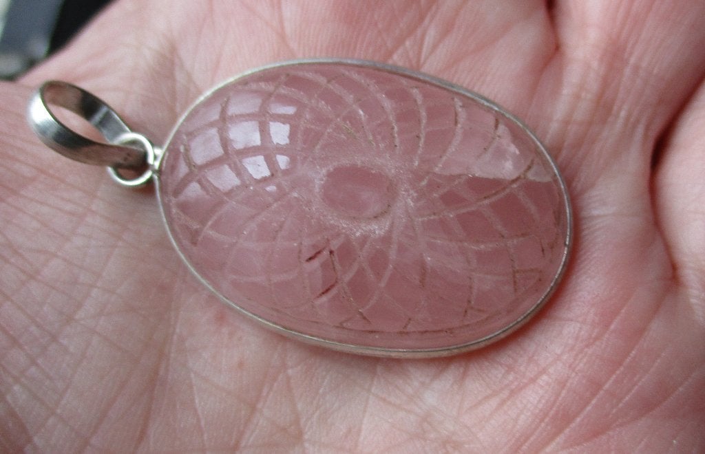 104/ prachtige gekerfde rozen quartz hanger, Sieraden, Tassen en Uiterlijk, Kettinghangers, Nieuw, Ophalen of Verzenden, Steen of Mineraal
