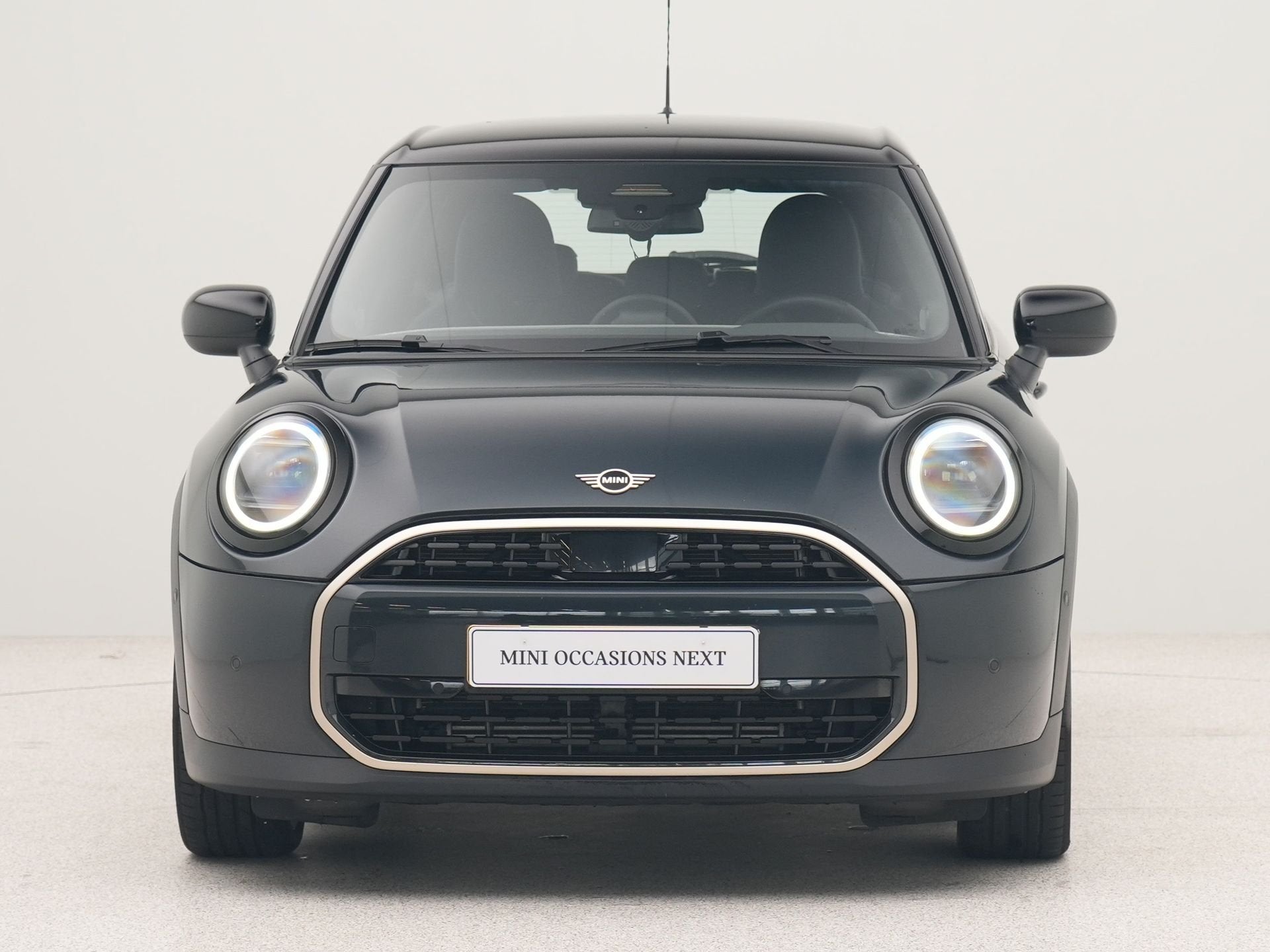 MINI 5-deurs Cooper C Favoured Pakket M (bj 2025, automaat), Gebruikt, 156 pk, Met garantie (alle), Bedrijf