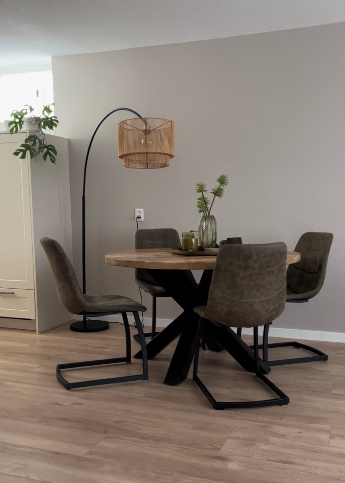 Stijlvolle Rotan Booglamp - Sfeervolle Verlichting, Huis en Inrichting, Lampen | Vloerlampen, Ophalen, 100 tot 150 cm, Natuurlijk materiaal