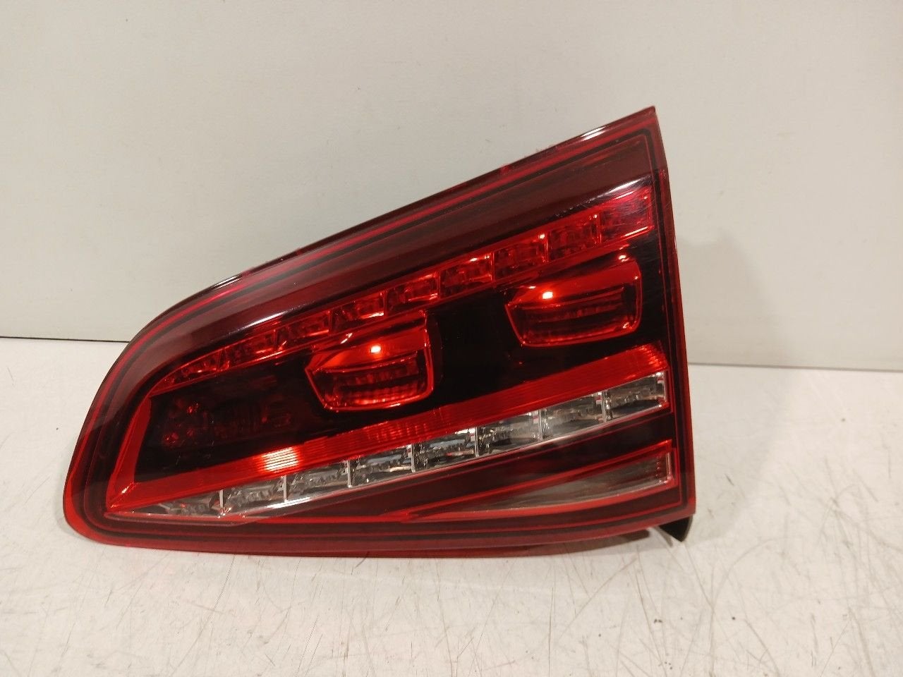 Achterlicht kofferdeksel achterklep rechts Volkswagen Golf, Onderdelen@venauto.nl, Van der Ven Autorecycling B.V., Gebruikt, Ettenseweg 76, 4706 PB Roosendaal, The Netherlands