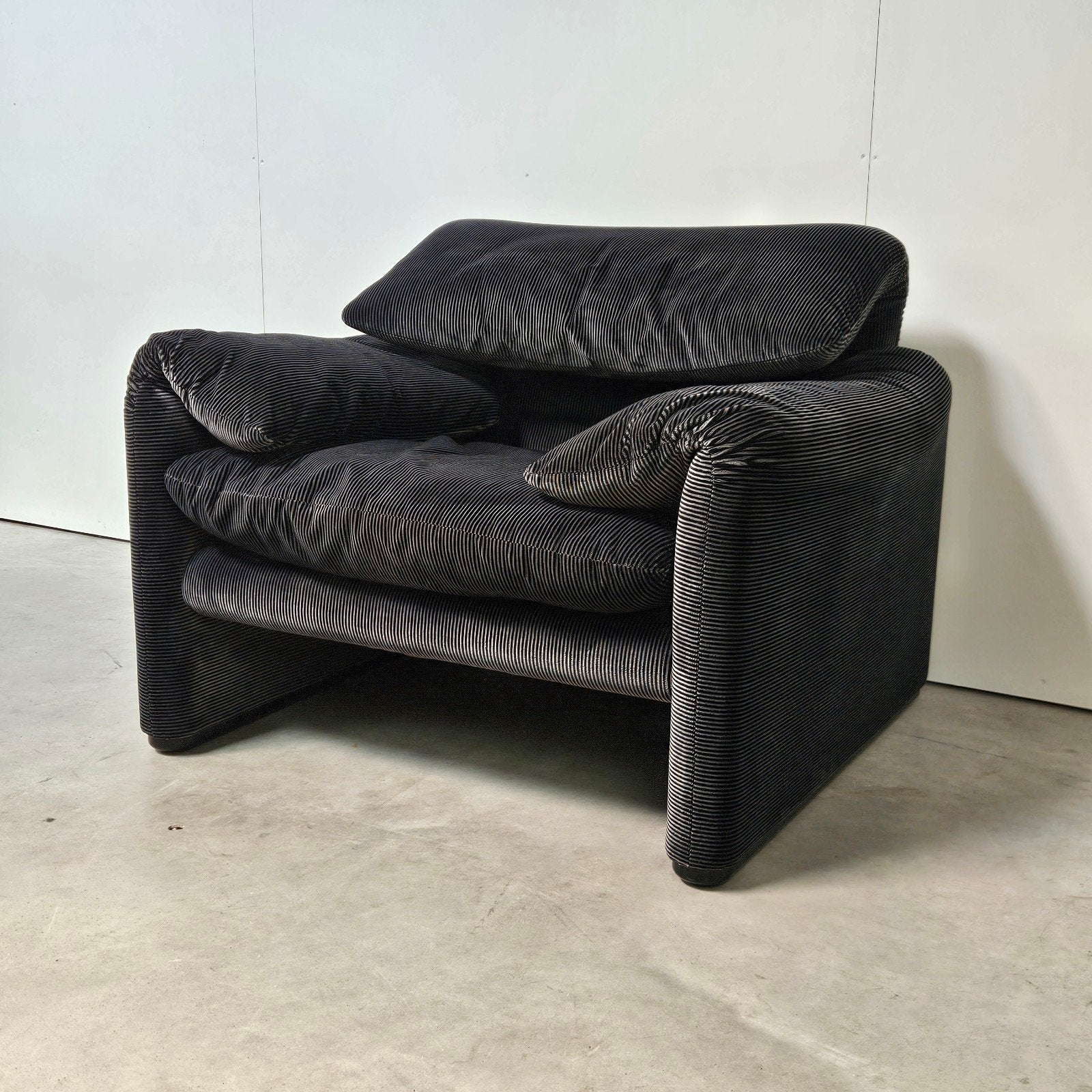 Cassina Maralunga gestreepte fauteuil, Gebruikt, Design, 75 tot 100 cm, Ophalen of Verzenden