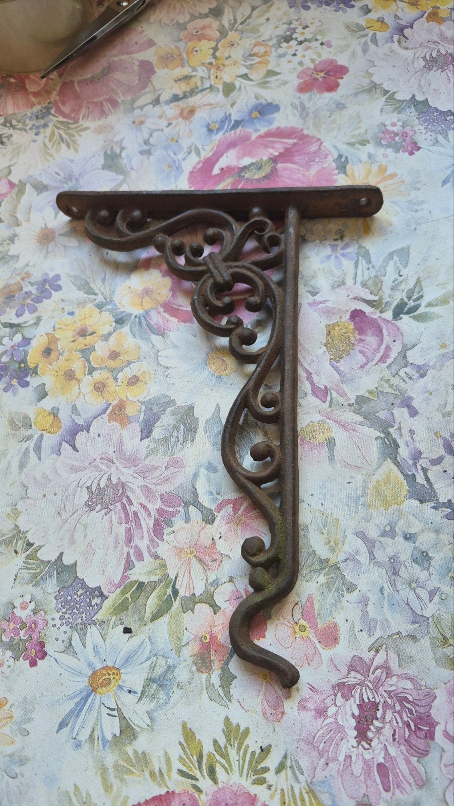 Decoratieve gietijzeren plantenhanger / wandbeugel, Gebruikt, Ophalen of Verzenden, Landelijk, Metaal