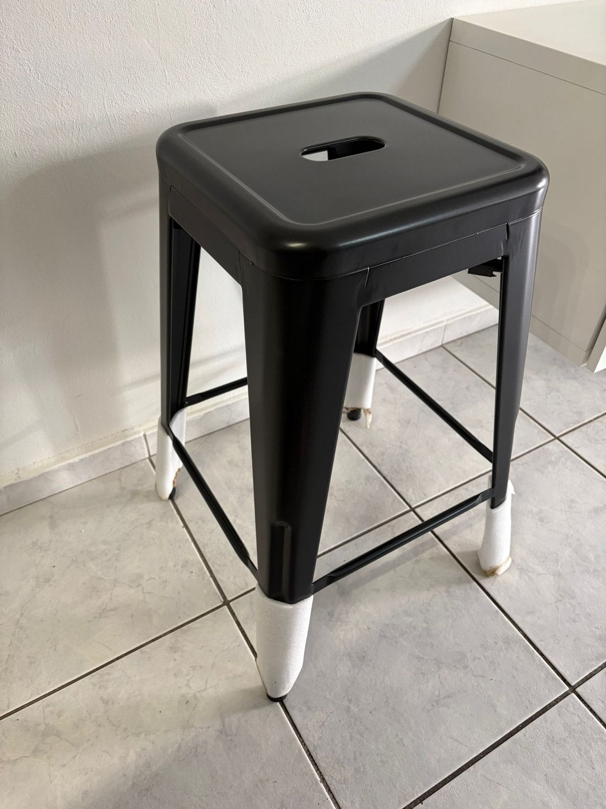 Nieuwe zwarte kruk, 62 cm hoog, 40 cm breed, Huis en Inrichting, 60 tot 90 cm, Nieuw, Ophalen of Verzenden, 1 kruk