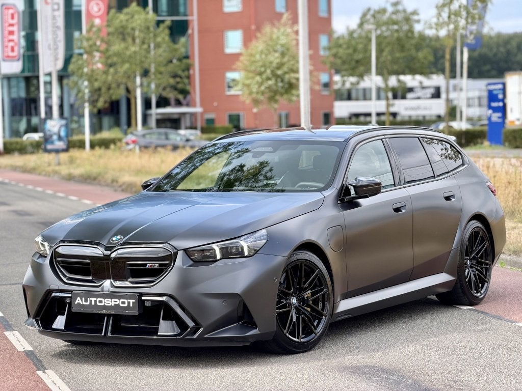 BMW M5 Touring Pano Keramisch HUD M-Drive Carbon B&W, Auto's, Automaat, Dealer onderhouden, Gebruikt, 2000 kg
