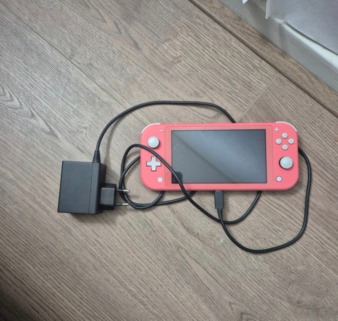 Nintendo Switch Lite - Roze/Coral met oplader, Spelcomputers en Games, Ophalen of Verzenden, Roze of Coral, Zo goed als nieuw