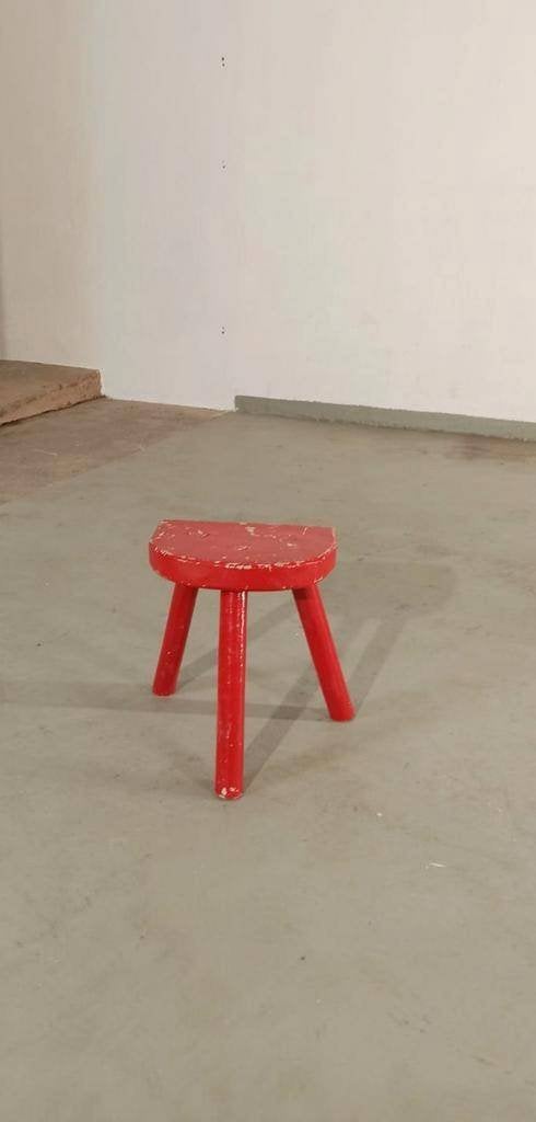 Vintage houten tripod rustieke krukje, rood, Tweedehands, Tweedehands, Ophalen of Verzenden, Hout