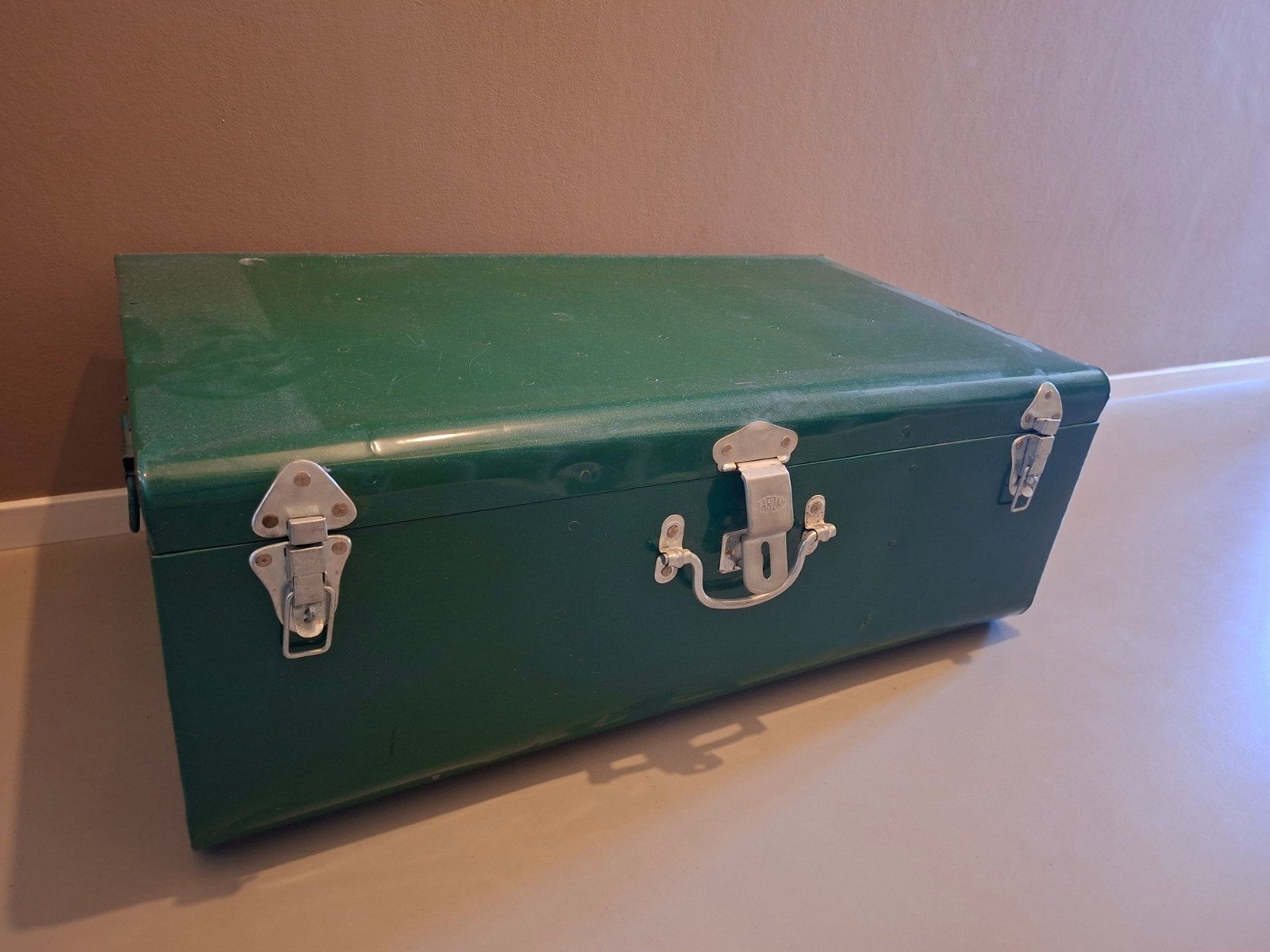 Groene metalen kist met sluitingen en handvat, Gebruikt, 50 tot 100 cm, Ophalen of Verzenden, Metaal