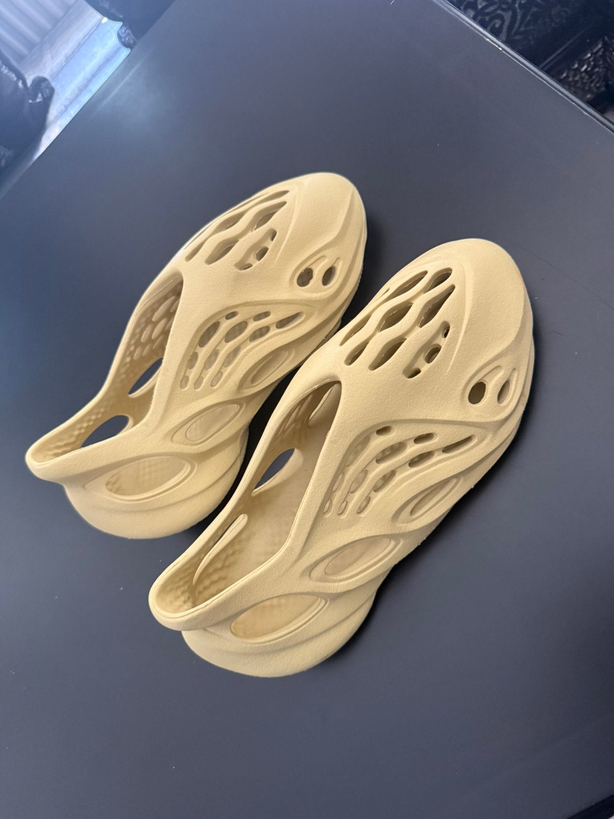 Yeezy foam RNNR Sulfur 44,5, Kleding | Heren, Schoenen, Ophalen of Verzenden, Zo goed als nieuw