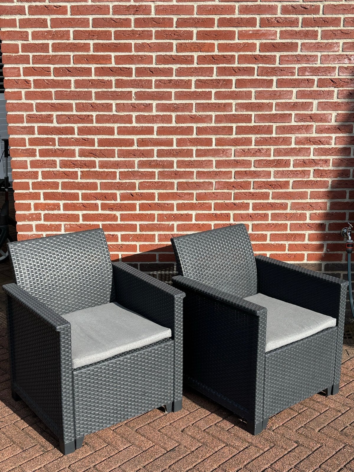 Twee donkergrijze wicker tuinstoelen met kussens, Ophalen, Gebruikt, Wicker