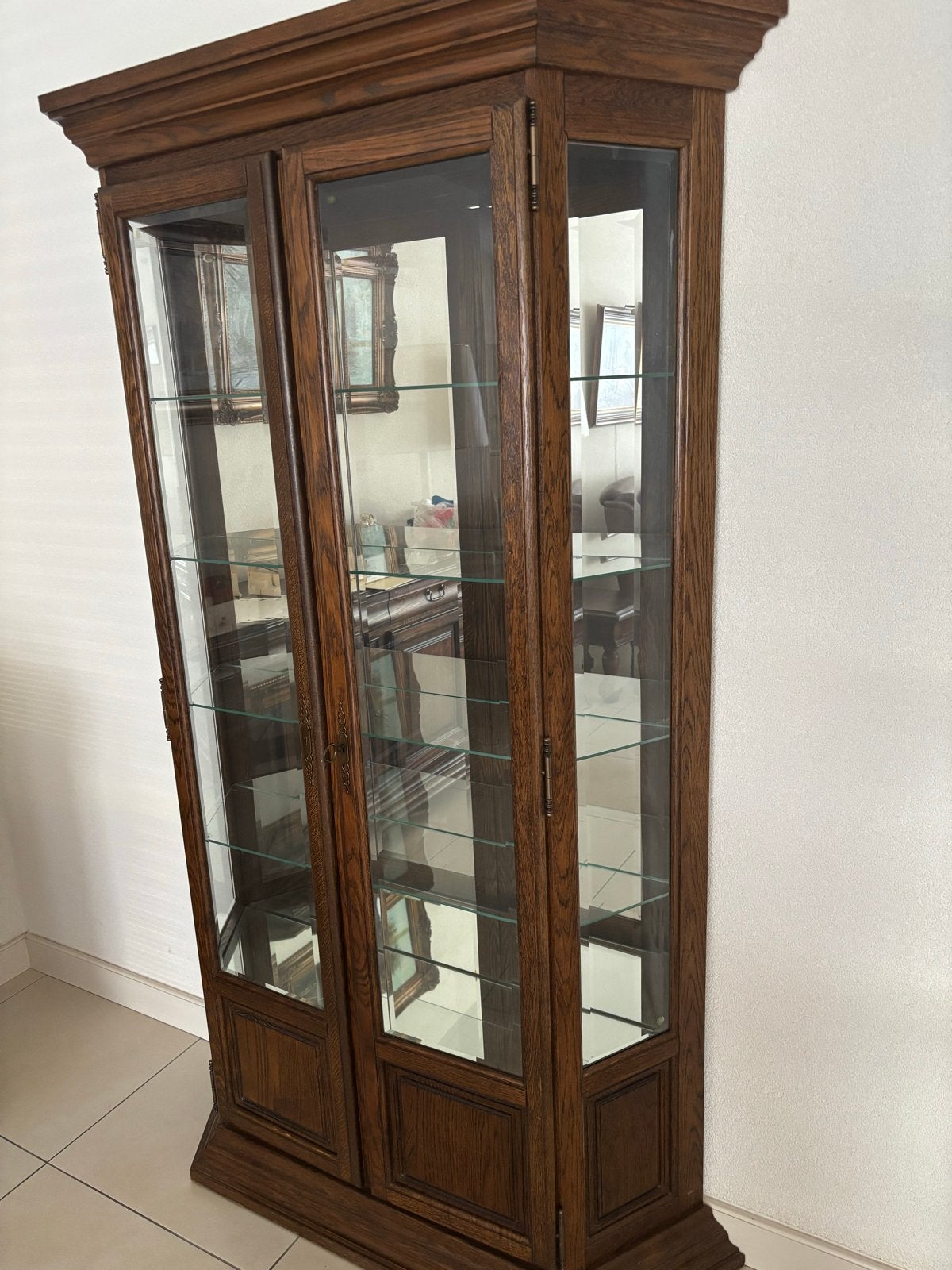 Elegante vitrinekast met glazen deuren en planken, Ophalen, 50 tot 100 cm, Zo goed als nieuw, 150 tot 200 cm